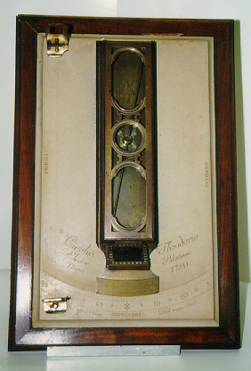 Het declinatorium van de "Societas meteorologica palatina" uit de collectie van het Koninklijk Meteorologisch Instituut en dit sinds de stichting van het Instituut in 1913