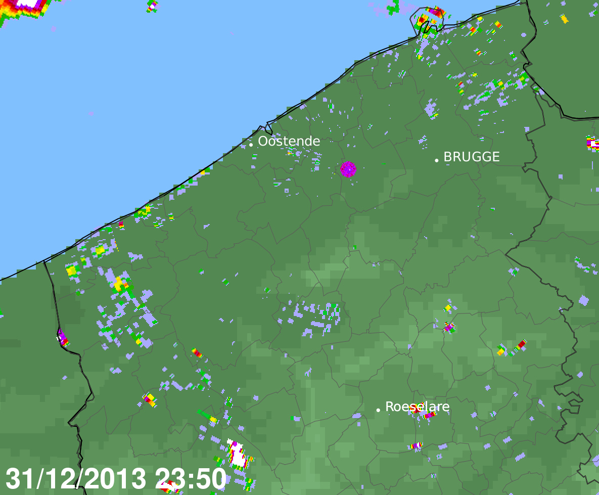 Figuur 2: Het radarbeeld om 10 minuten vòòr middernacht. Het beeld vertoont, buiten het normale ruisniveau, nog enkele heldere vlekken die veroorzaakt worden door windturbines. De locatie van de radar is aangeduid met een paarse bol. Links bovenaan is er wat neerslag te zien boven de Noordzee.