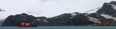 Figuur C. Het oceanografisch schip Hesperides aangeankerd voor de Juan Carlos 1-basis op het Livingston-eiland op Antarctica.