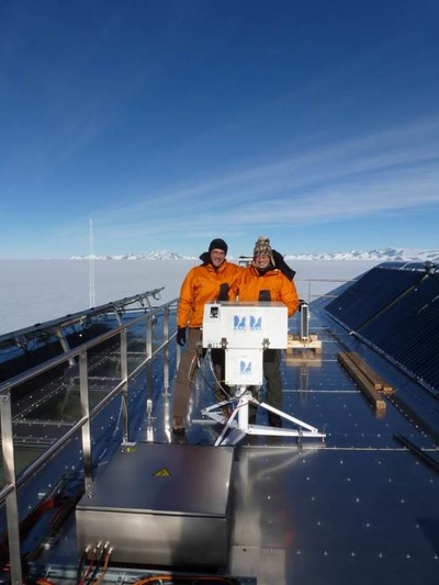 De “Brewer”-fotospectrometer.