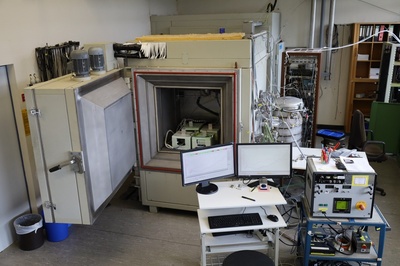 De drukkamer van het Wereld Calibratiecentrum voor ozonsondes in het Wetenschapscentrum Jülich in Duitsland. Binnenin is er ruimte voor 4 ozonsondes, zoals blijkt uit de foto.