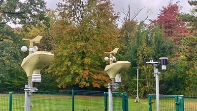 Drie WOW-weerstations op het meetpark van het KMI in Ukkel, waar hun metingen worden vergeleken met die van de officiële instrumenten.