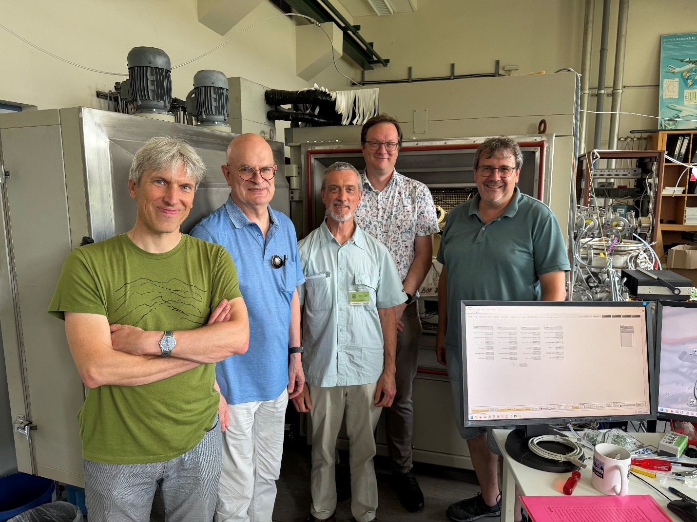 Groepsfoto tijdens het bezoek van het KMI aan het Wereld Kalibratie Centrum voor Ozonsondes van het Wetenschapscentrum Jülich (Duitsland). Van links naar rechts: Roeland Van Malderen (KMI, verantwoordelijke kwaliteitsevalutie ozonsondes), Herman Smit (Wetenschapscentrum Jülich, verantwoordelijke Wereld Calibratiecentrum voor ozonsondes), Daniel Gellens (KMI, algemeen directeur), Andy Delcloo (KMI, hoofd “Atmosferische samenstelling: instrumenten en modellering”), Ulrich Bundke (Wetenschapscentrum Jülich, technisch directeur IAGOS).